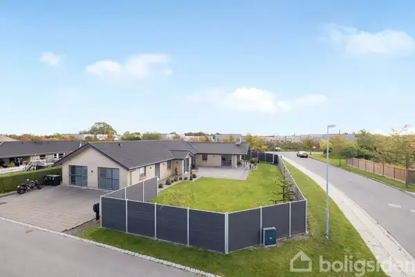 Villa på Blomstervænget 2, 8381 Tilst