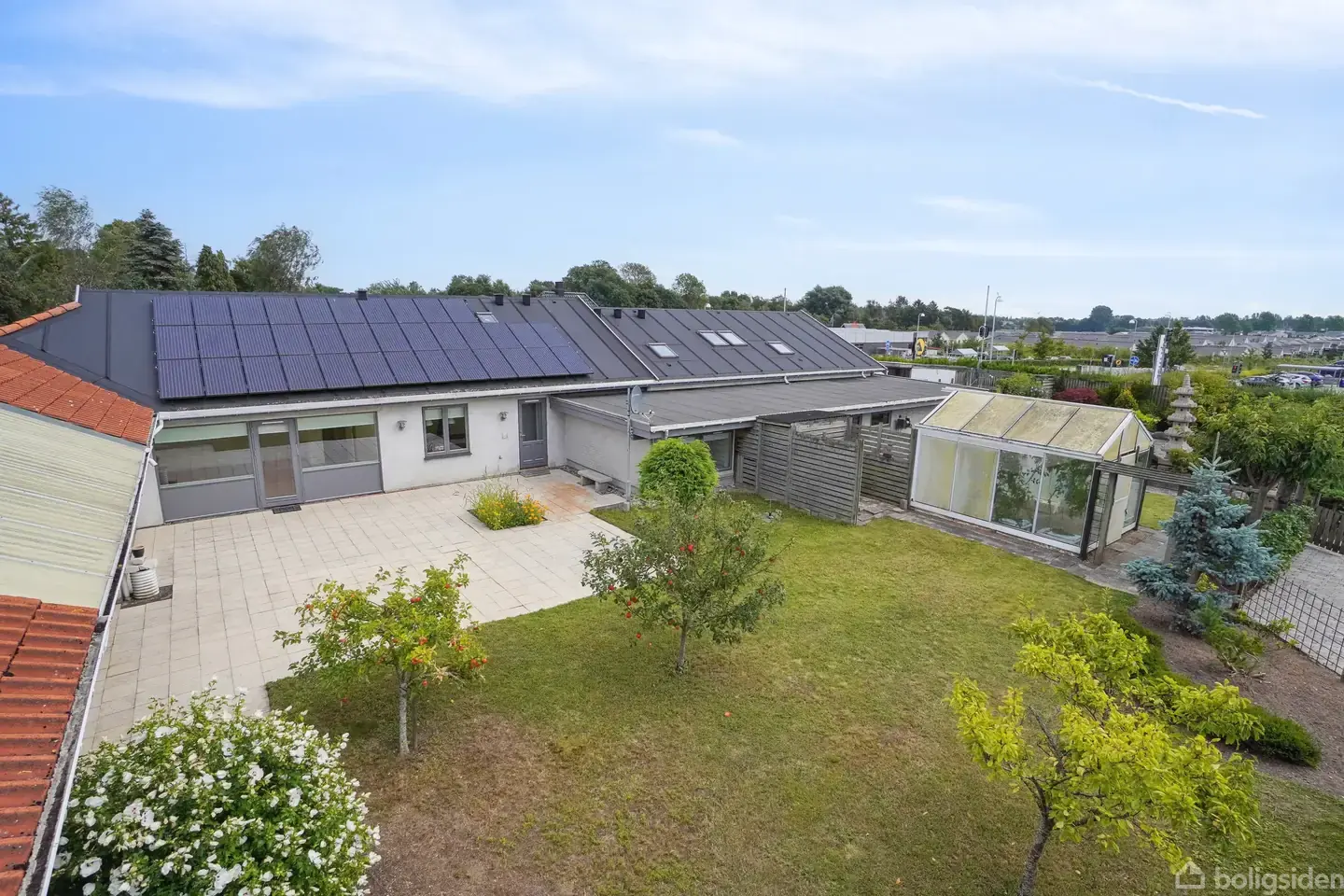 Usædvanligt rummelig bolig med mange muligheder og stor grund i Jyllinge