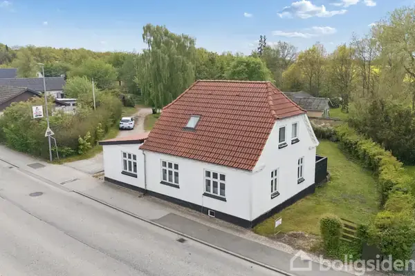 Moderne hus med ny garage i Tylstrup