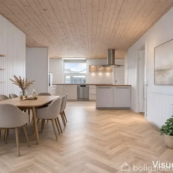 Et moderne spisekøkken med et træbord og seks stole står på et lyst trægulv. Køkkenelementer og emhætte ses i baggrunden, omgivet af pæne, minimalistiske dekorationer.