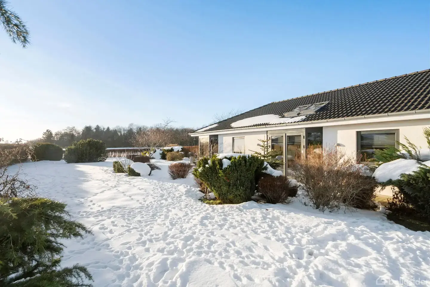 1-plans villa med udsigt over åbne marker