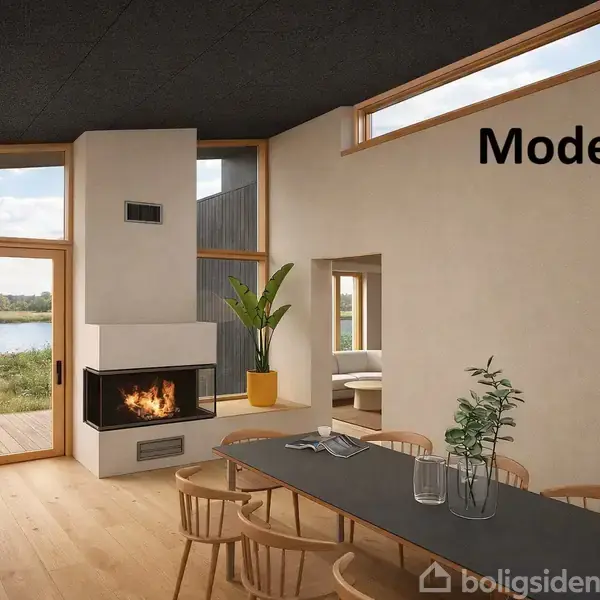 Stue med moderne indretning, hvor der er en tændt pejs nær spisebordet. Store glasdøre åbner ud til en søudsigt. Teksten "Modelfoto" vises på væggen.