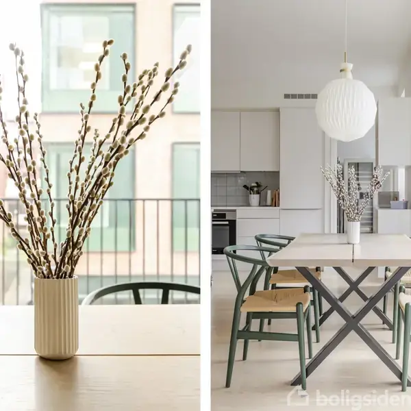 En vase med grene står på et spisebord i en lys spisestue med moderne stole, set fra en altan og inde i et minimalistisk køkken med en stor rund lampe.