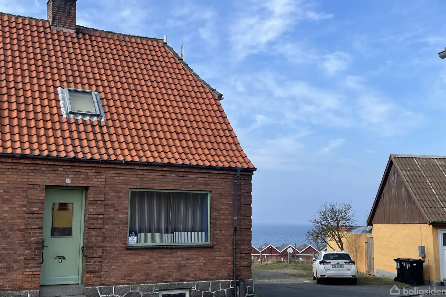 Rummeligt byhus i Hasle med havudsigt og stort potentiale