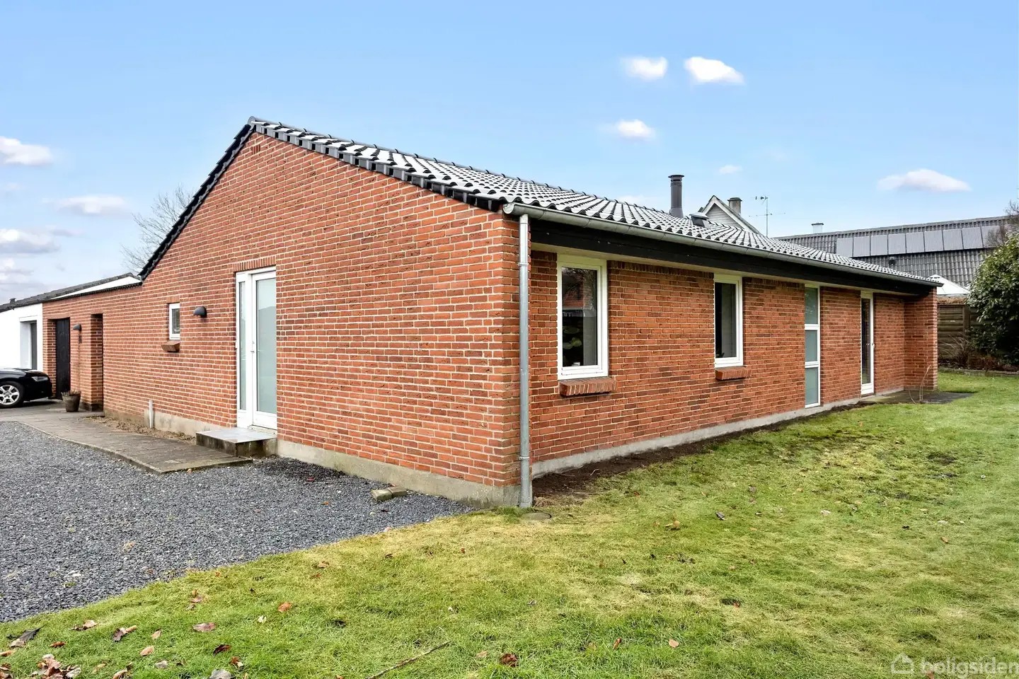 Velindrettet og gennemrenoveret villa i trygt landsbymiljø