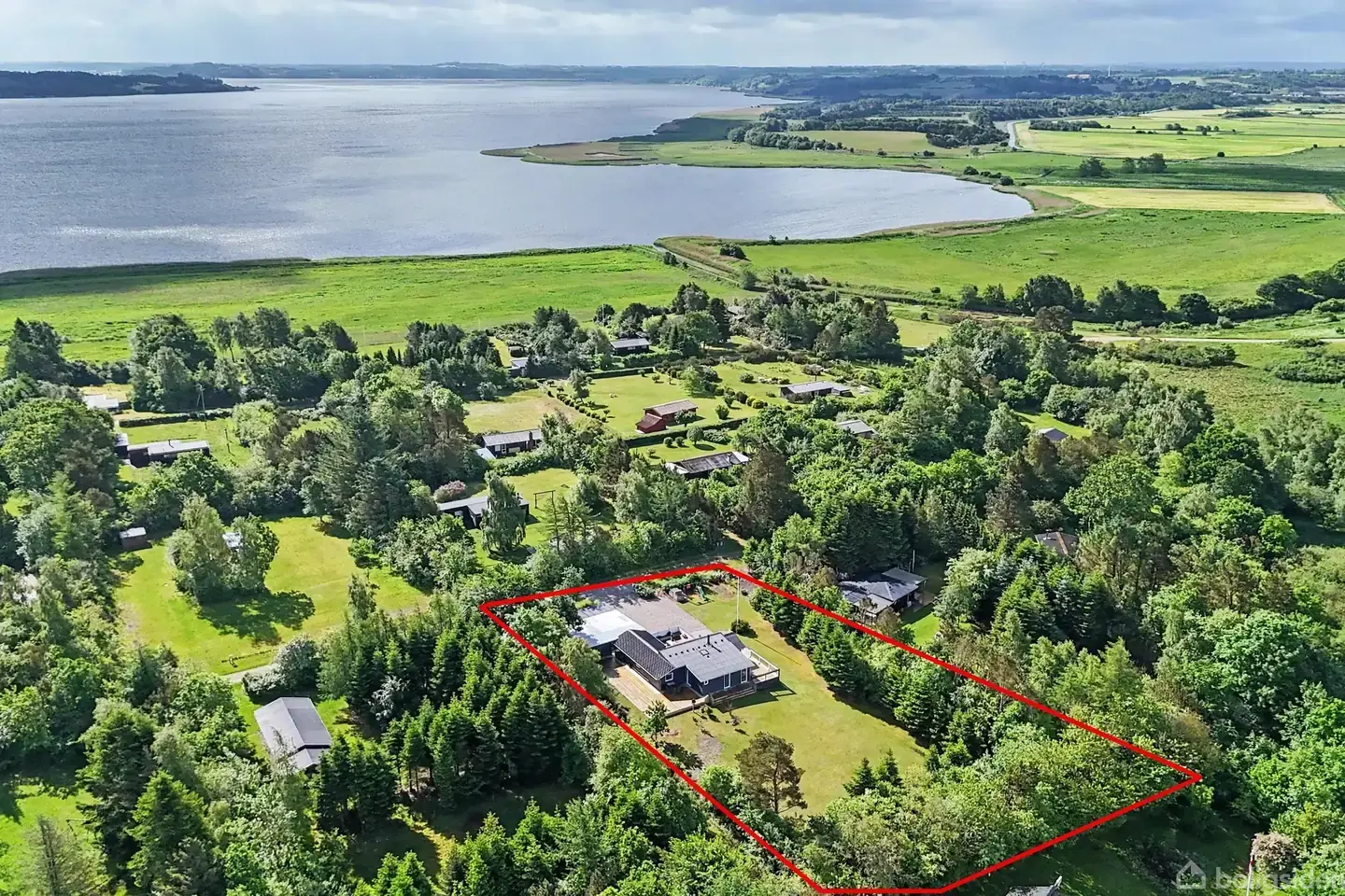 Indflytningsklart sommerhus i Strandet, tæt på Hjarbæk Fjord