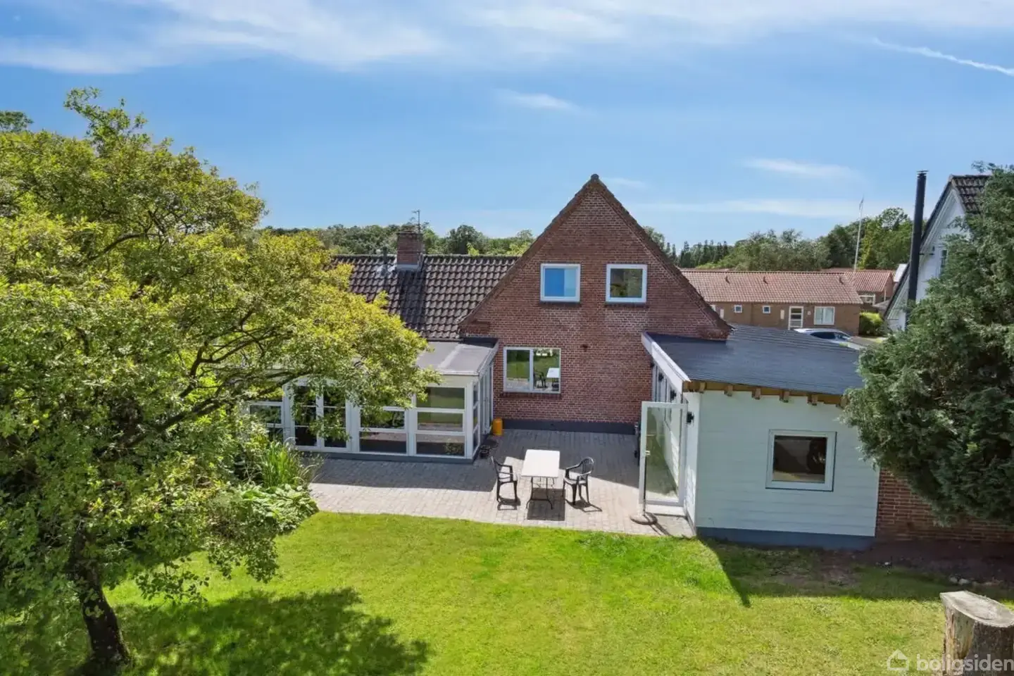 Indflytningsklar familievilla med skøn have