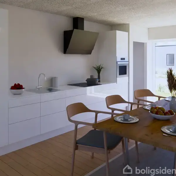 Et køkken har en moderne indretning med hvide skabe og en spisebord med stole. En vase med tørrede blomster og frugtskåle dekorerer bordet. Udenfor er en hvid bil.