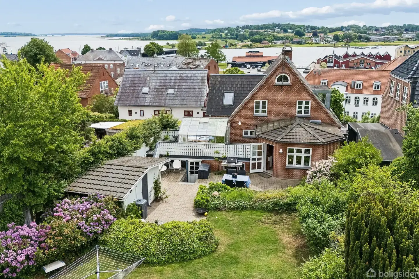 Charmerende og rummelig villa med en fantastisk udsigt over Mariager Fjord