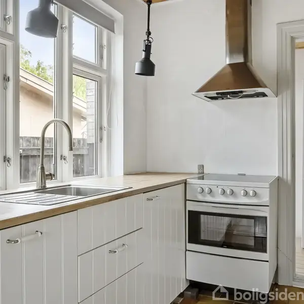Et moderne køkken med hvidt skab og skuffer under en træbordplade. Komfur med metalemhætte ovenover. Store vinduer tillader lysindfald. Udenfor ses et plankeværk og nabohus.