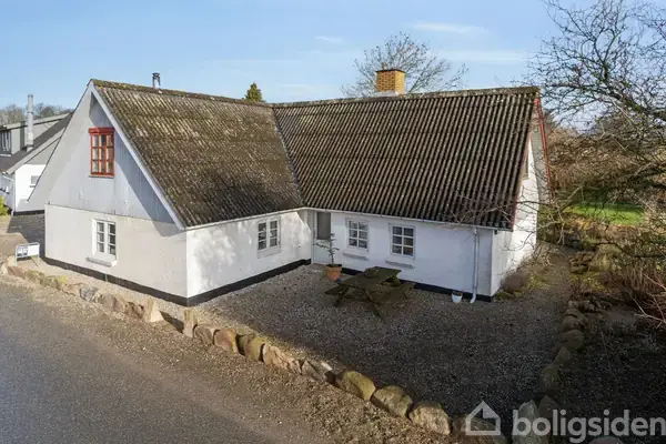 Flot ejendom i Velling med udsigt til åbne marker