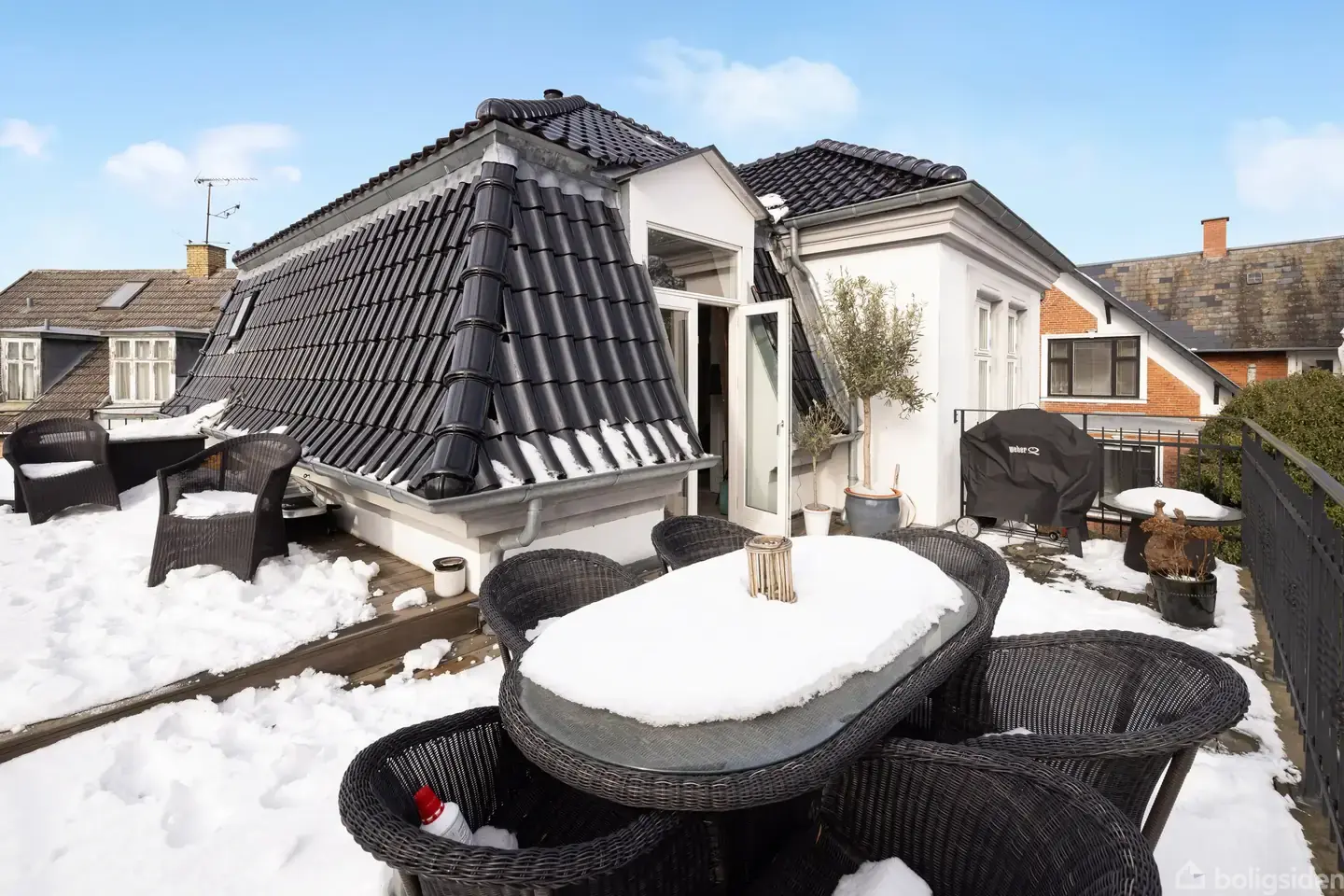 Villalejlighed med tagterrasse og have