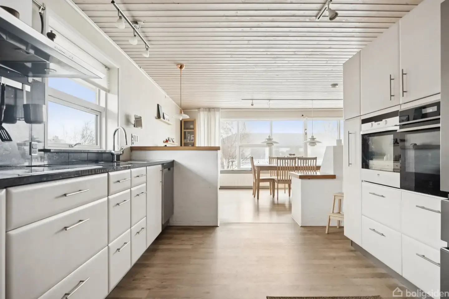 Villa med fjordkig, solrig have og super planløsning