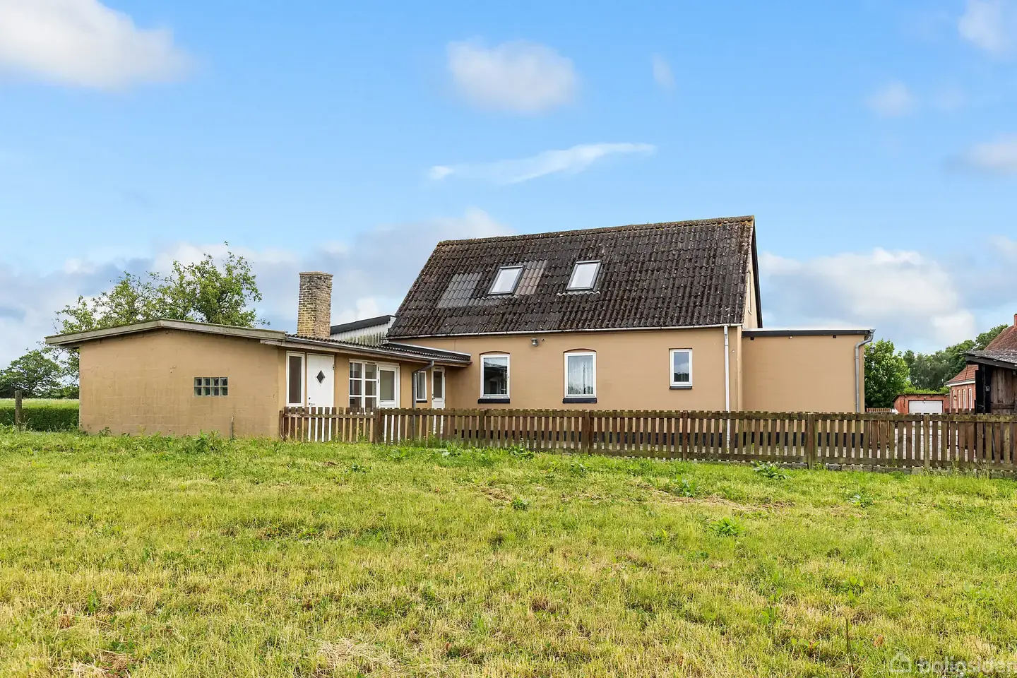 Rummelig villa i landlige omgivelser nær Stenlille og udsigt til marker