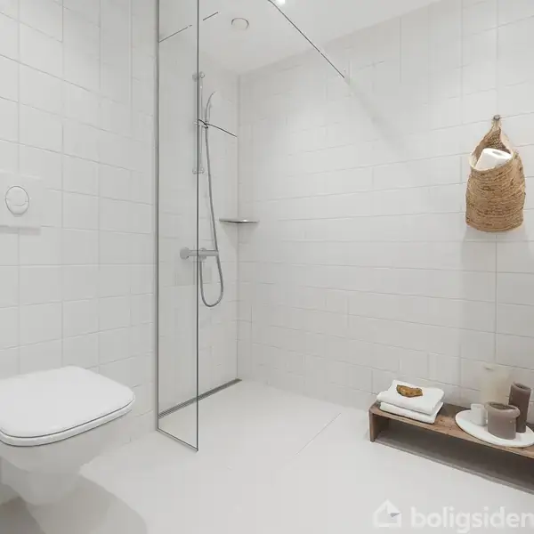 Toilet hænger på væg i moderne badeværelse. Bruseren er adskilt af glasvæg. Væggene er hvide fliser, mens der er en bænk med håndklæder og kurv på gulvet.