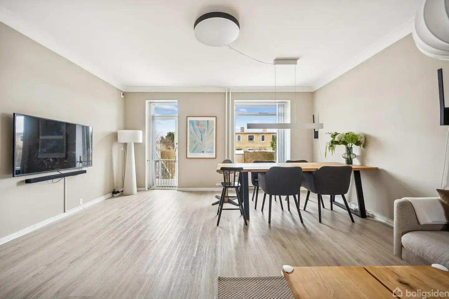 Indflytningsklart rækkehus på 132 etagemeter med 3 soveværelser og moderne køkken-alrum.