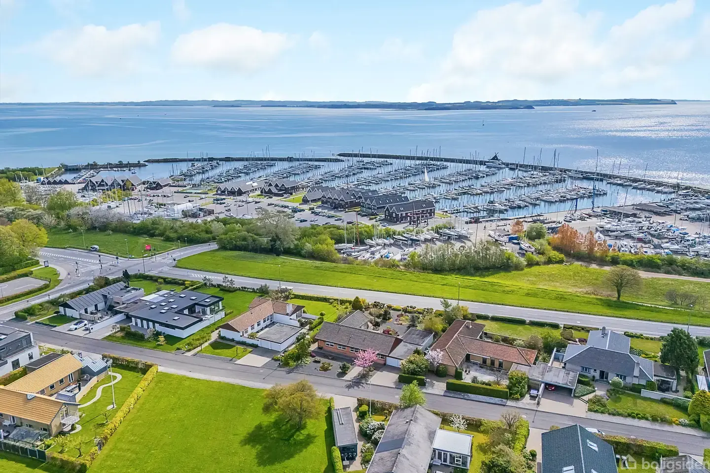 Henrivende villa med udsigt til Egå Marina og en helt særlig haveoplevelse