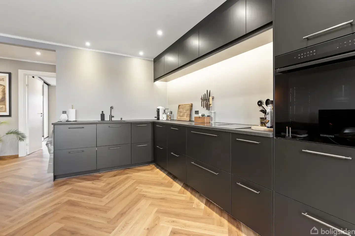 Totalrenoveret lejlighed med biopejs og udsigt over kolonihaver