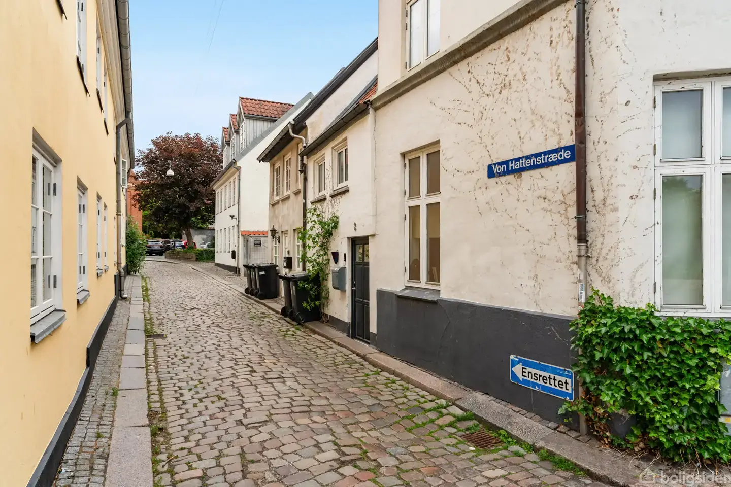 Velindrettet byhus i 3 plan med charme