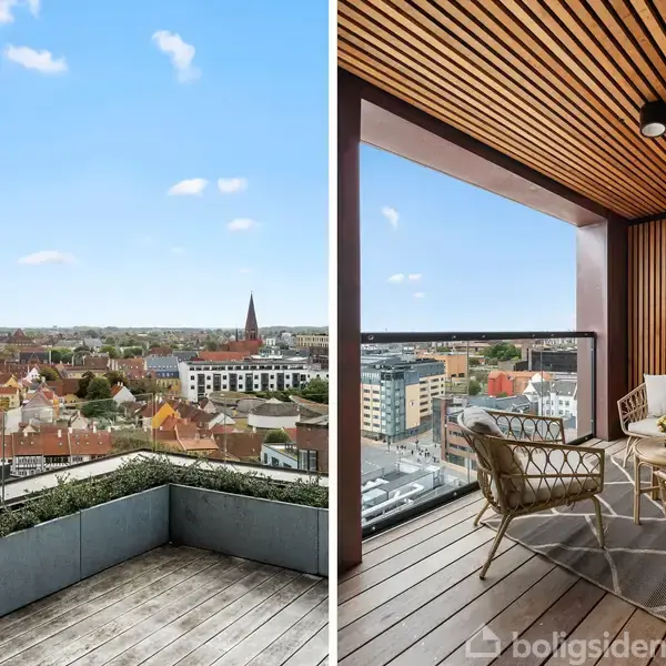 En altan med moderne møbler og trælamel-loft tilbyder en udsigt over en by med røde tage og en kirke. Klare blå himmelstriber tilføjer en lys atmosfære.