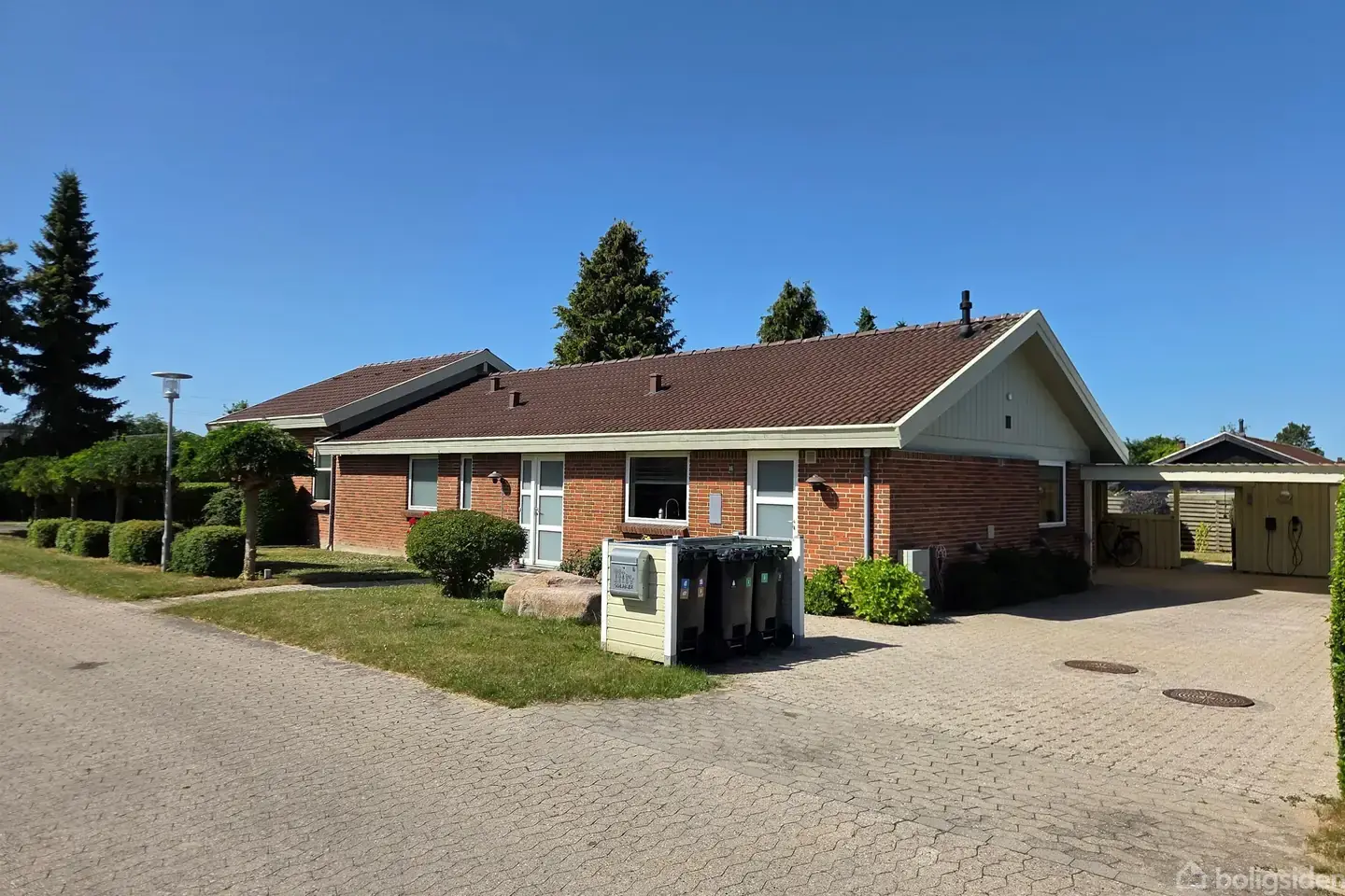 Skøn beliggenhed i Ejby på stor ugeneret og solrig grund.