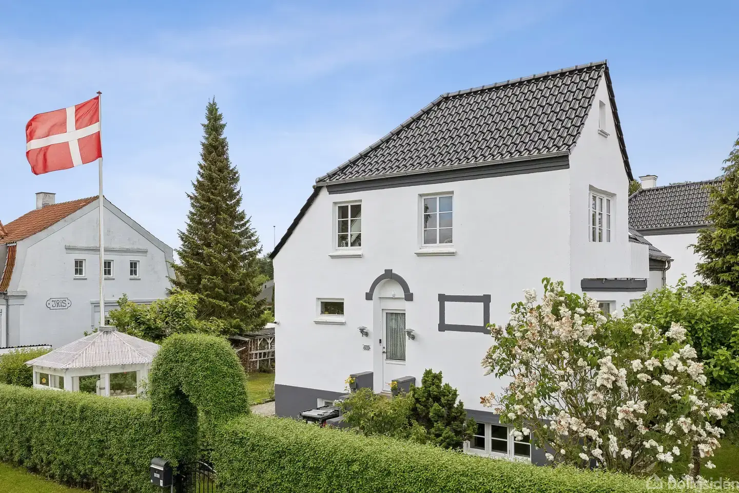 Velholdt villa med hyggelig have og central beliggenhed