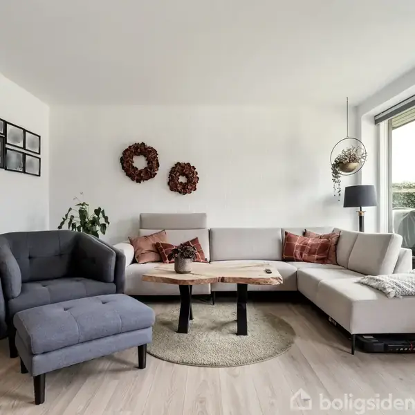 Gråt hjørnesofa står i moderne stue med lyse trægulve. Sofabordet i træ er pyntet med planter, og vægdekorationer hænger bagved. Store glasdøre fører ud til en grøn have.
