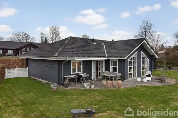 Charmerende villa med 4 værelser og gode udendørsarealer