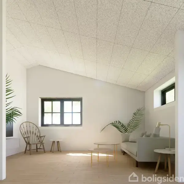 Stue med grå sofa, lille bord og lamper. Lyse vægge og loft; store vinduer giver naturligt lys. En stol og en plante ses i hjørnet, skaber minimalistisk indretning.