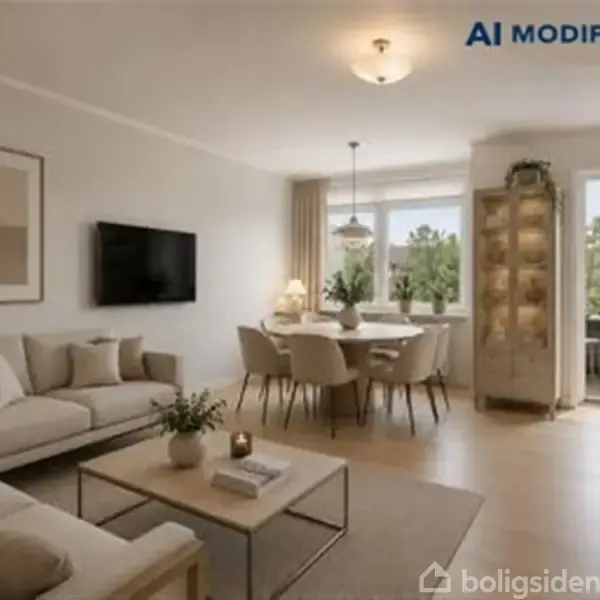 Stue med sofa og sofabord, hvoraf en stol er placeret foran et glas med planter. Rundt spisebord med stole står nær vindue. Hyggelig indretning og lys belysning. Tekst: "AI MODIFICERET".