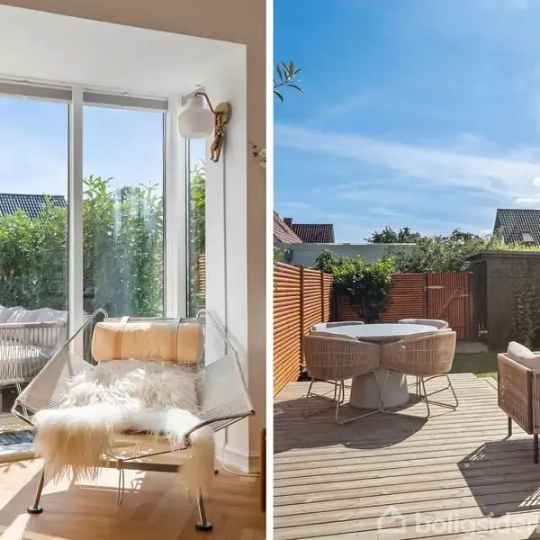 Stol med pels er placeret ved store vinduer i en lys stue. Udendørs terrasse med rundt bord, to stole og parasol omgivet af grønne planter under en skyfri blå himmel.