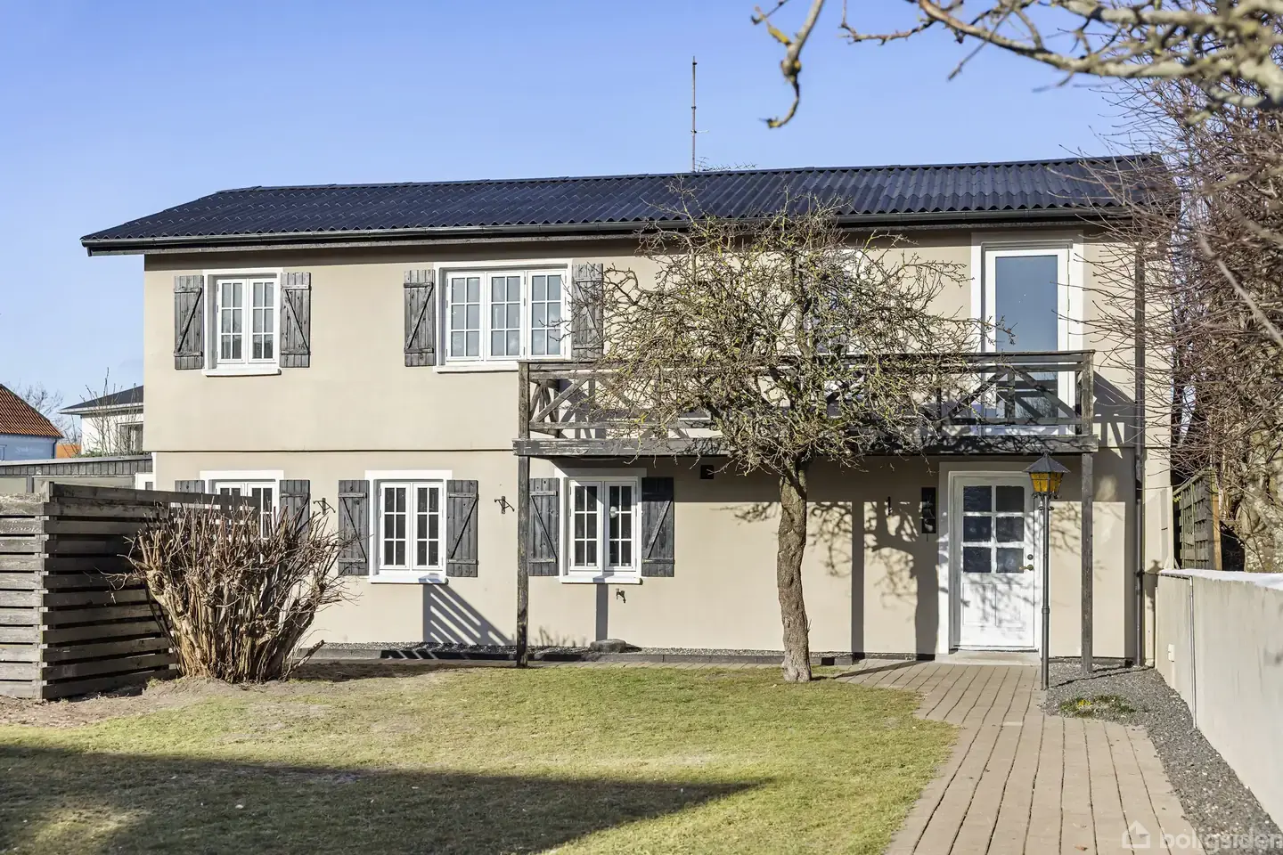 Spansk Hacienda-stil og havneliv i hjertet af Strandby