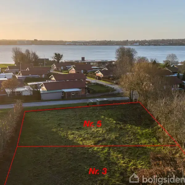 To grunde er markeret med røde linjer og numrene "Nr. 3" og "Nr. 5." De ligger i et grønt område nær en landsby med søudsigt i baggrunden.