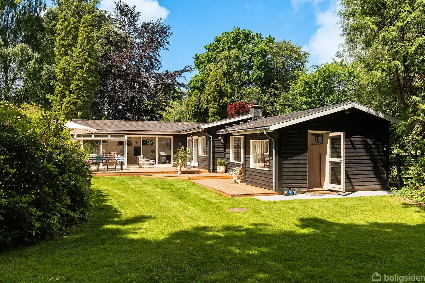 Indbydende sommerhus med anneks og stor træterrasse nær Heatherhill i Vejby - Visning 2