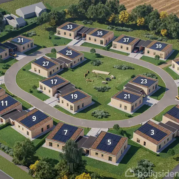 Et kvarter med nummererede enfamiliehuse i en cirkulær opstilling. Husene er omkranset af grønne områder og veje. Husnumrene spænder fra 1 til 43 i urets retning.
