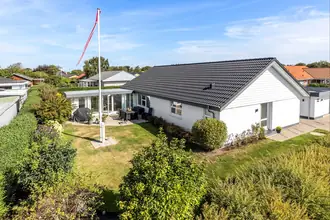 Villa på Blomstervænget 32, Klokkerholm, 9320 Hjallerup