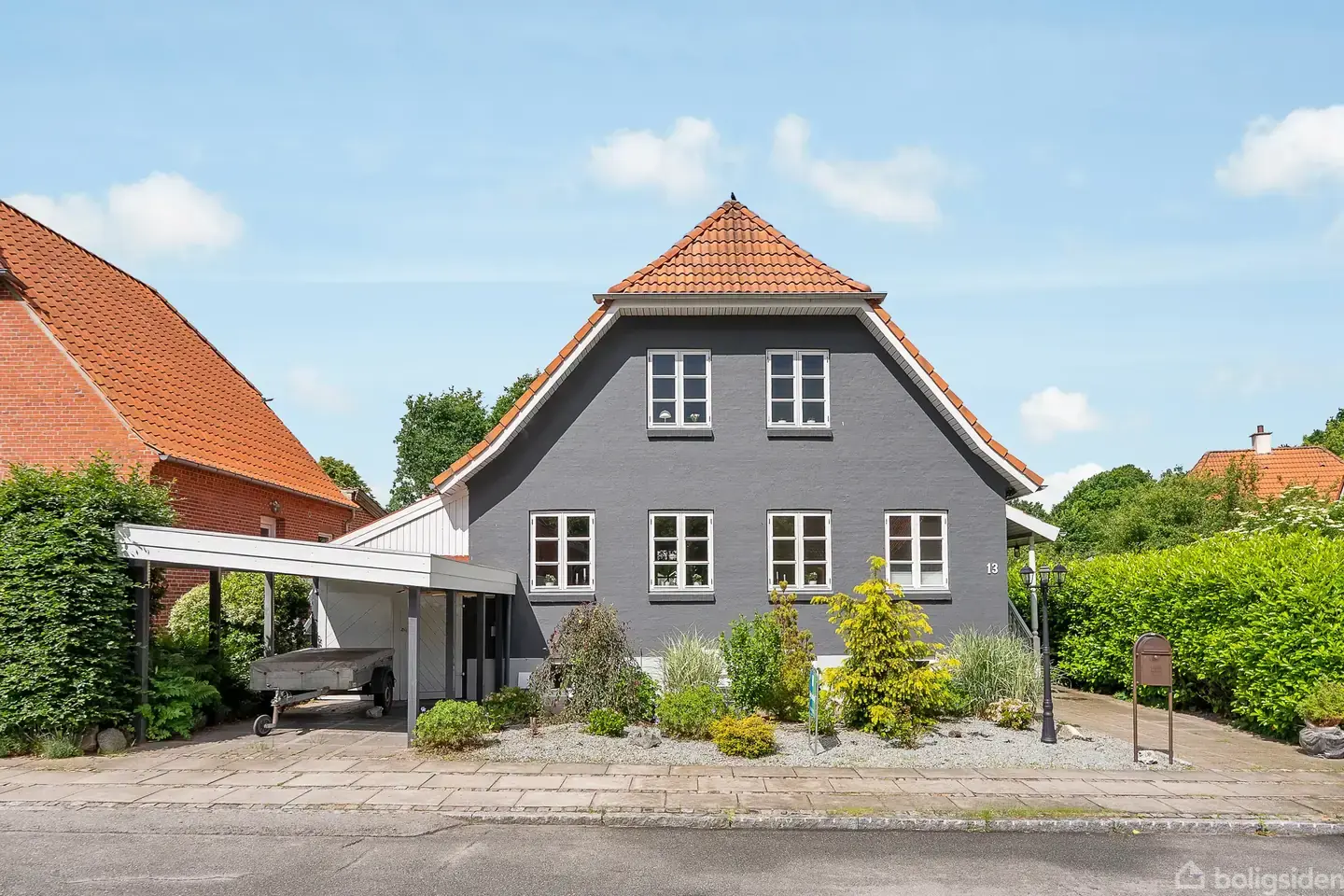 Velholdt villa i Bolbro med kælder og solrig have.