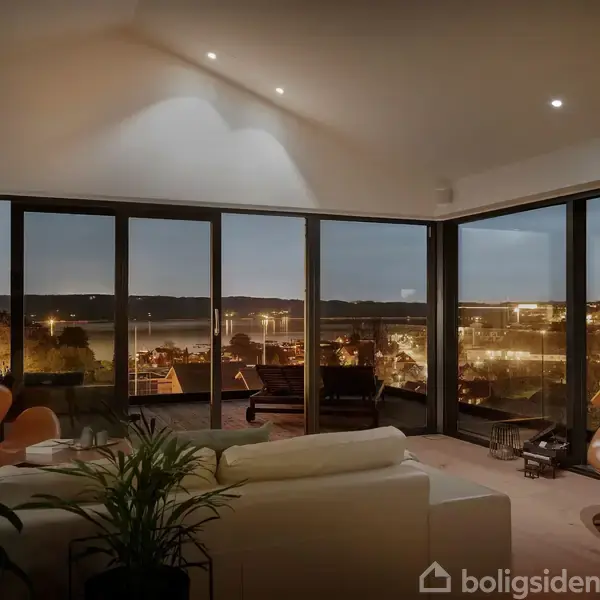 En stue med en hvid sofa og orange stole, retter sig mod store vinduer med udsigt over en by om natten. Planter og lamper tilføjer stemning.