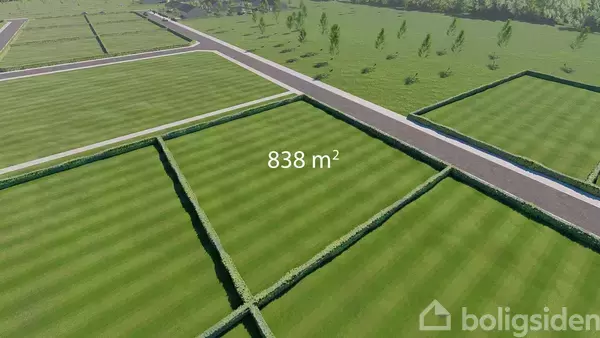 Græsmark opdelt i rektangulære parceller, 838 m² skrevet på en parcel, omgivet af hække, beliggende ved en vej med træer i baggrunden.