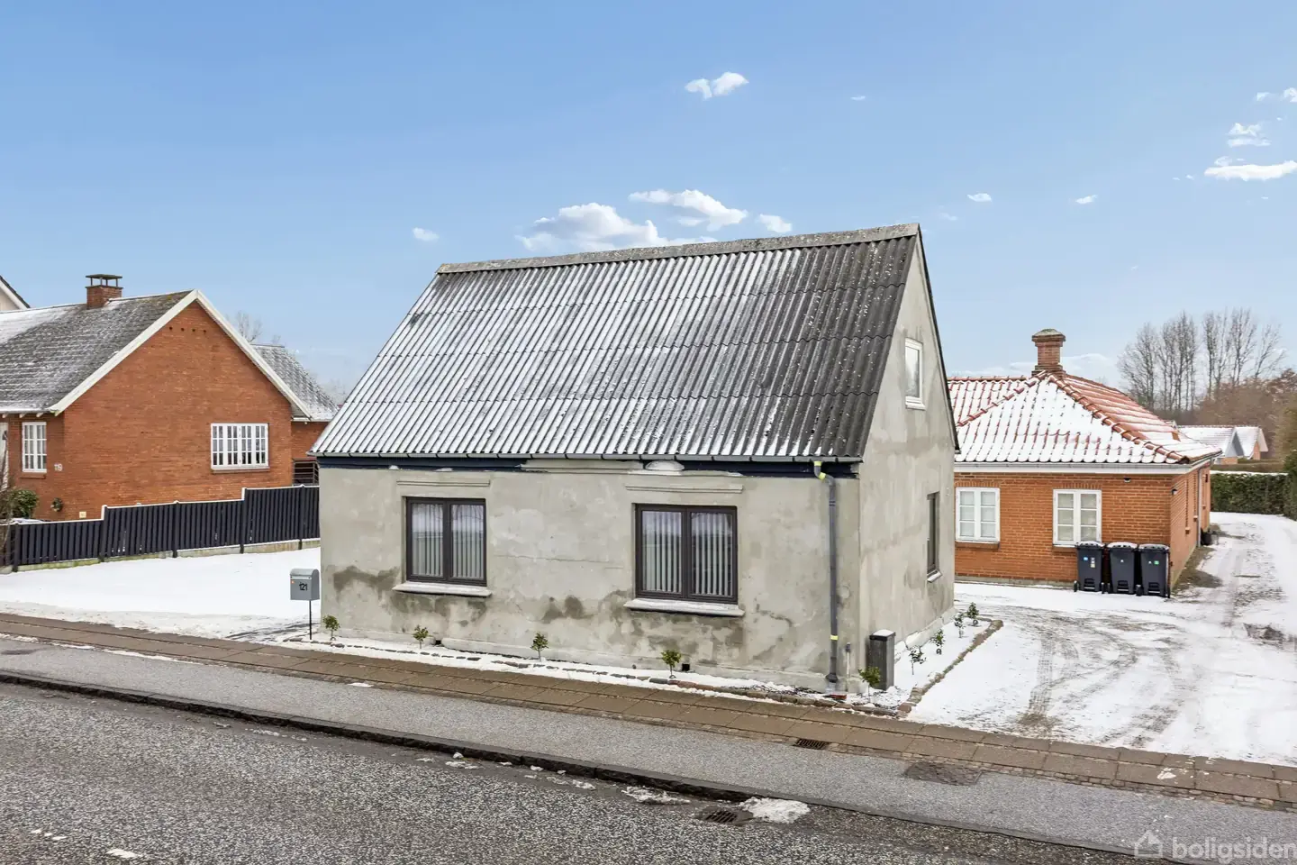 FINT OG OVERSKUELIGT BYHUS MED CENTRAL ADRESSE