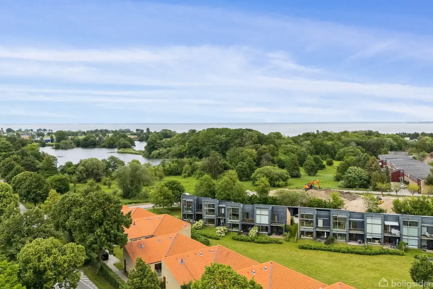 Arkitekttegnet rækkehus med fokus på lys og rumfølelse – følg solen hele dagen. - Visning 2