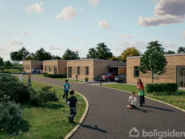 Flere børn leger på en asfalteret vej foran rækkehuse i et grønt boligkvarter med træer og buske.