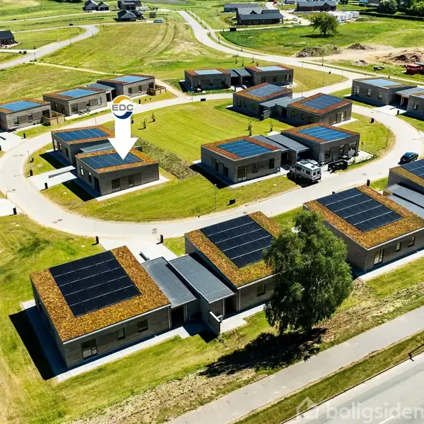 Flere moderne huse med solpaneler på taget er arrangeret i et buet mønster omkring en grøn fællesplads. En pil markerer teksten "EDC", der angiver et bestemt hus.