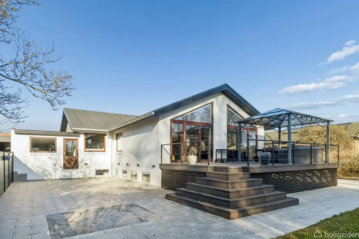 Familievenlig villa med mange kvadratmeter og stor have centralt i Søften