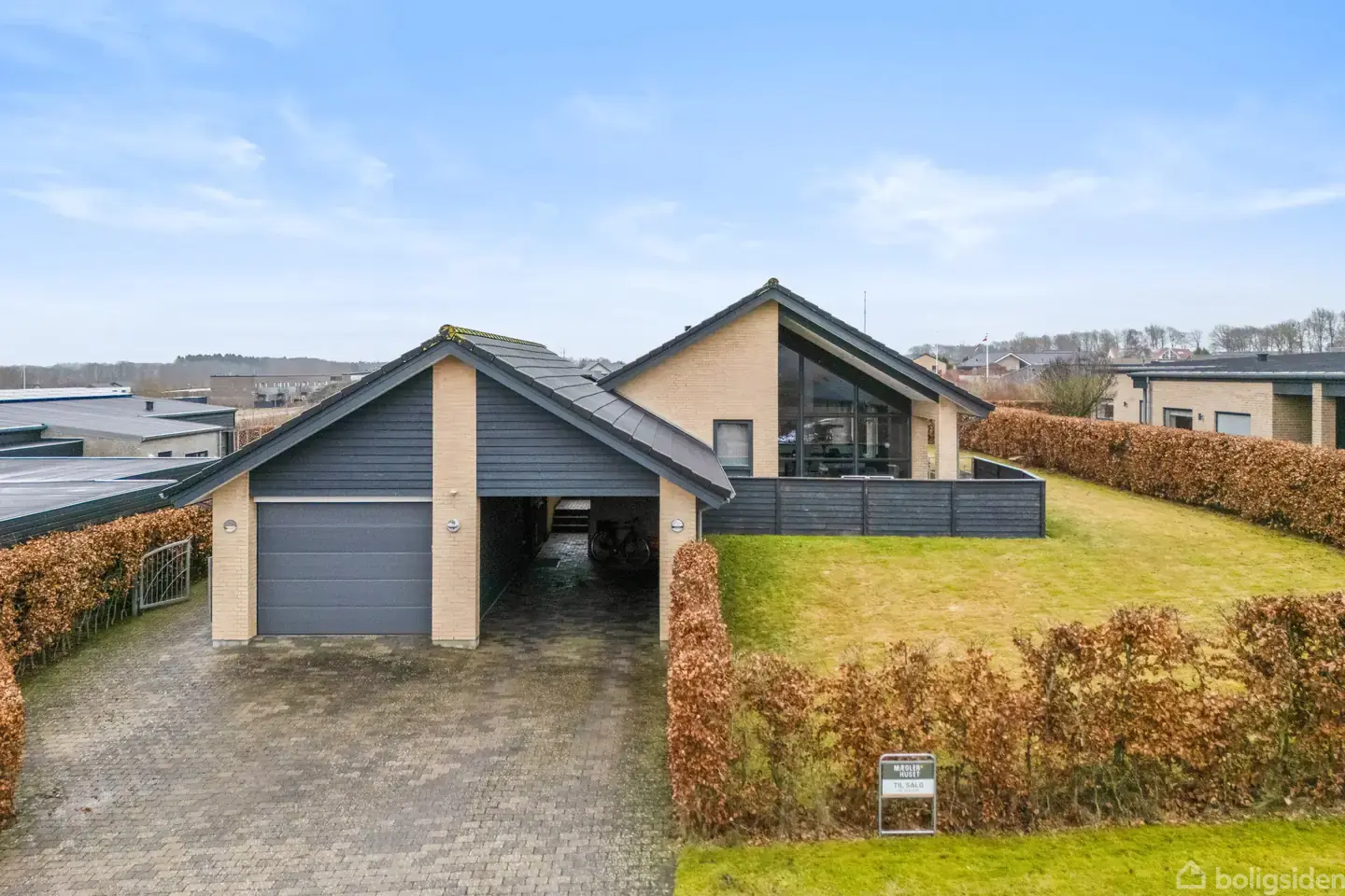 Moderne villa med privat grund og udsigt i Brønderslev