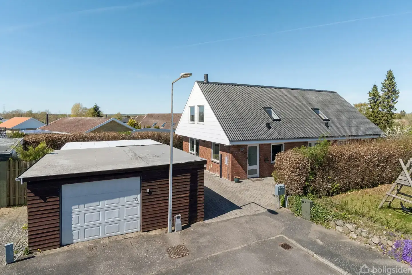 Rummelig villa med stor grund og rolig beliggenhed