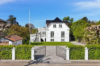 Christiansholms Tværvej 8 Villa