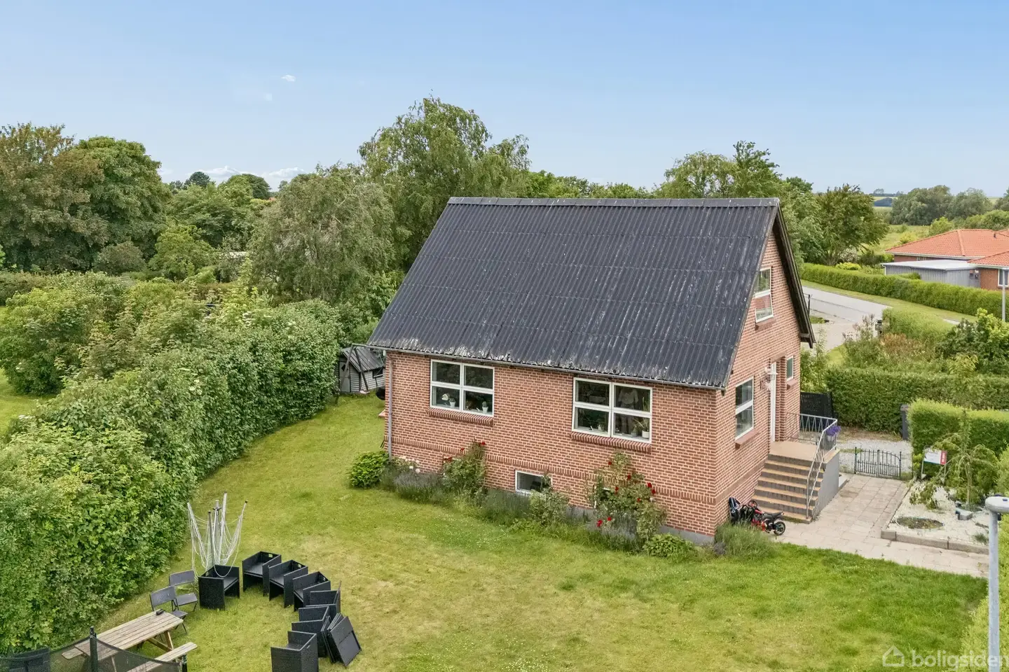 Velholdt villa med privat have til en skarp pris!