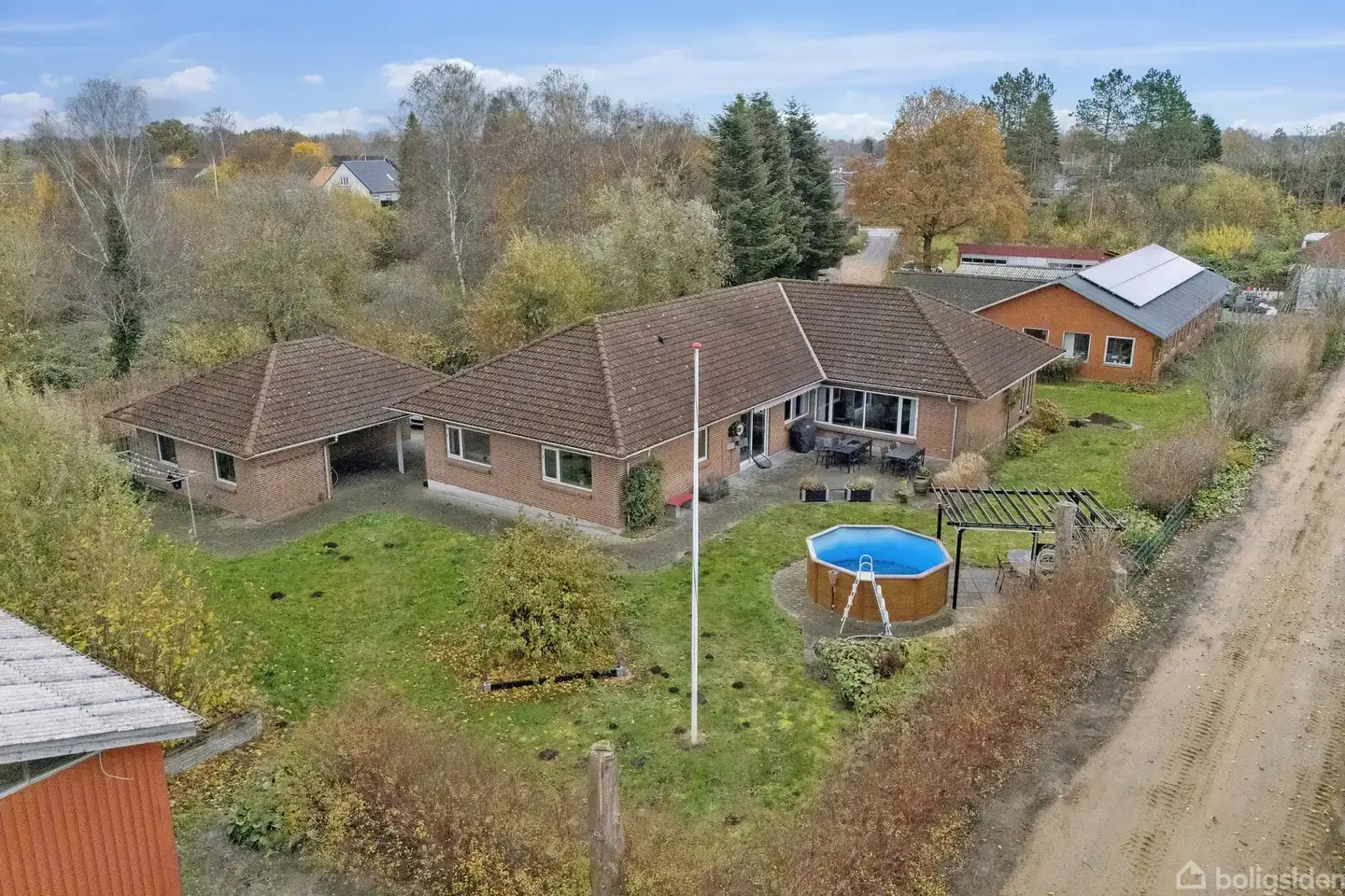 Velholdt villa på 226 m² med store udbygninger og attraktiv grund på 3.295 m² i Trøstrup