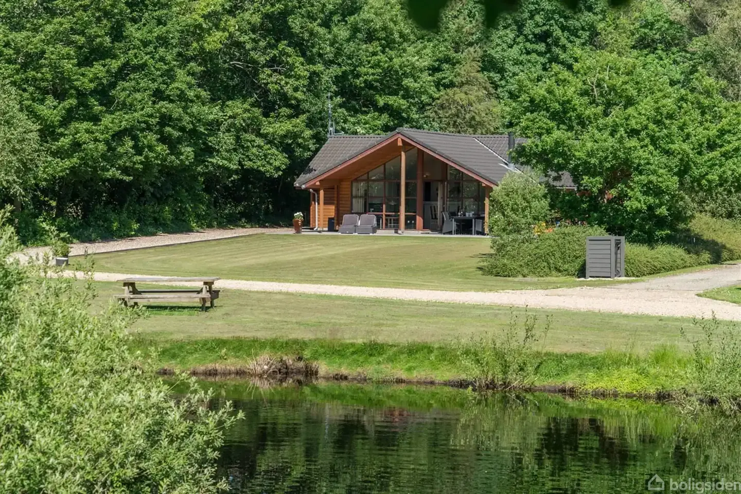 Indbydende sommerhus med fin udlejning i Jegum